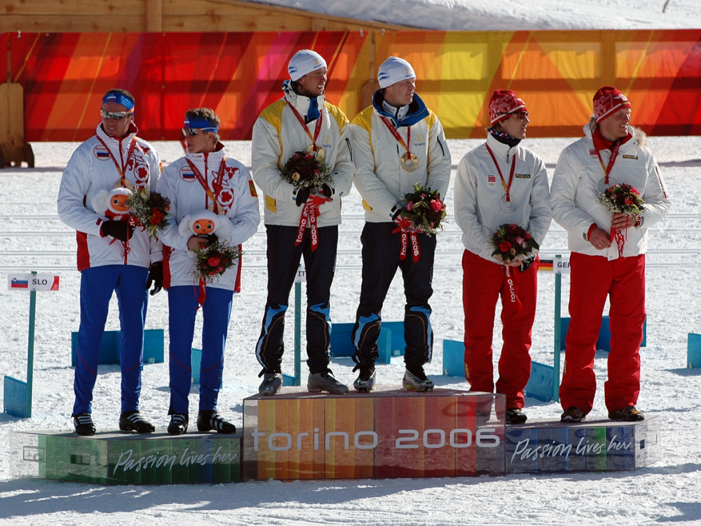Bjørn Lind og Thobias Fredriksson øverst på seierspallen, som de første OL-vinnere i lagsprint i 2006. (Foto: Bjarte Hetland)