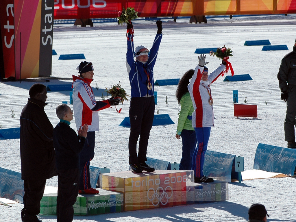 Kristina Smigun jubler for sitt første OL-gull etter 15 km fellesstart med skibytte under OL i Torino 2006. (Foto: Bjarte Hetland)