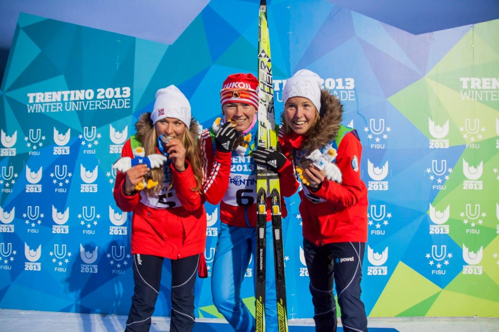 Fra medaljeutdelingen for jentenes 15 km klassisk fellesstart under Universiaden i Trentino. Fra høyre: Marte Monrad-Hansen (sølv), Oksana Usatova, Russland (gull) og Astrid Øyre Slind (bronse).