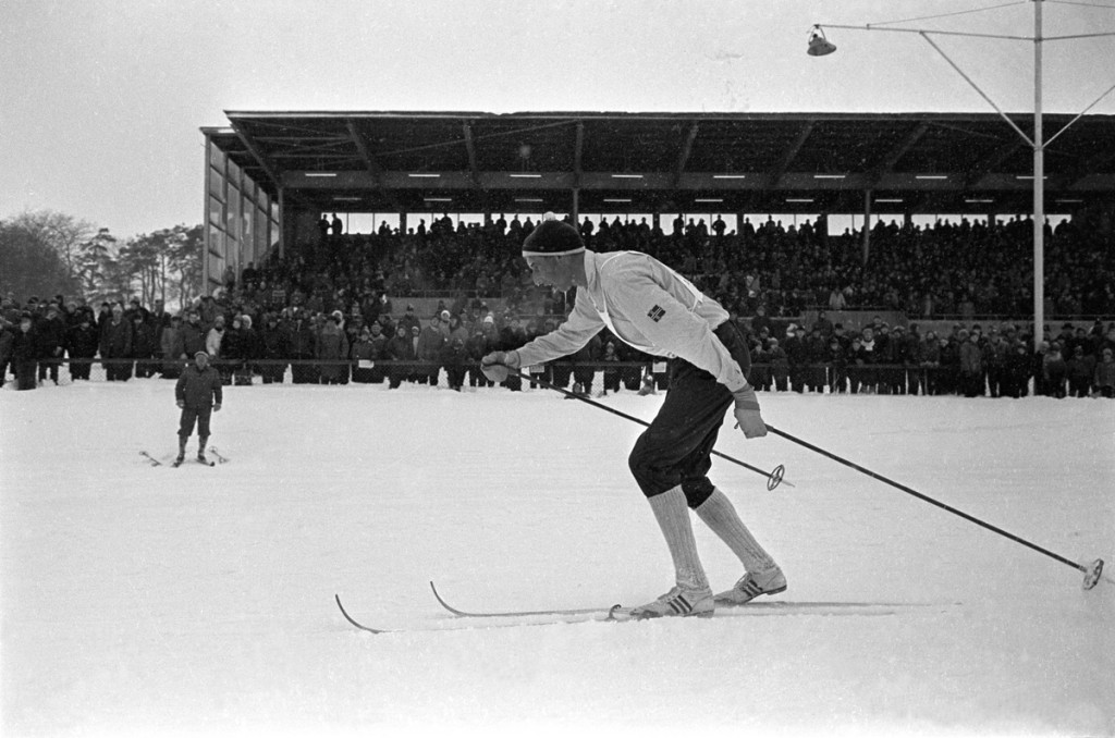 Harald Grønningen i fint driv forbi tribunen på Bjerkebanen under Bjerkesprinten i desember 1962.