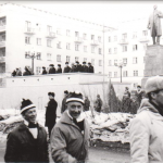 Magne Myrmo, Reidar Wigelius og Anders Porsanger under åpningsparaden i Murmansk. I bakgrunnen Lenin og den politiske og idrettspolitiske ledelse - illustrerende for tiden bildet er tatt i.
