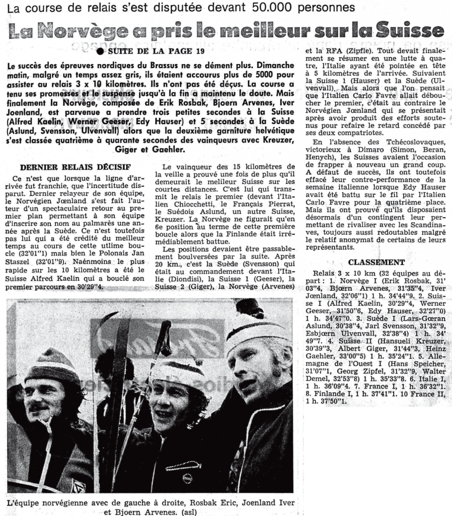 Faksimile fra den sveitsiske avisen L’Impartial 14.1.1974. Artikkelen forteller om norsk seier på 3 x 10 km stafett og at det var 50.000 tilskuere til stede på stafetten. Bildet viser den norske vinnertrioen: Erik Røsbak, Iver Jønland og Bjørn Arvnes. 