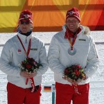 Jens Arne Svartedal og Tor Arne Hetland får sine sølvmedaljer for sølv på sprintstafetten under OL i Torino 2006.