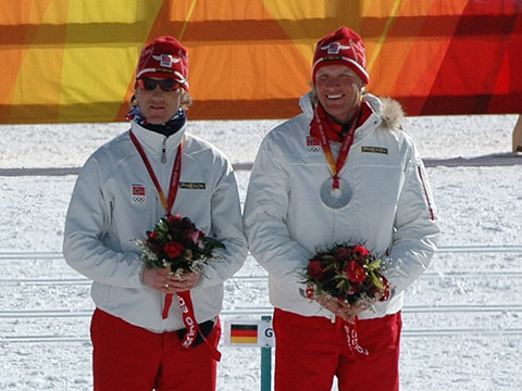 Jens Arne Svartedal og Tor Arne Hetland får sine sølvmedaljer for sølv på sprintstafetten under OL i Torino 2006.