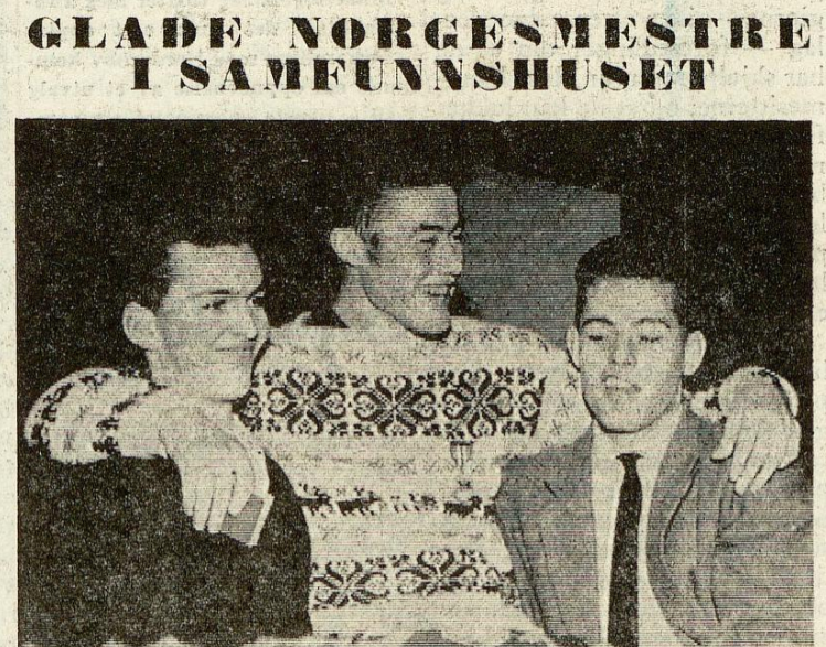 Faksimile Ringerike Blad 12.2.1962, Reidar Grønningen bæres på gullstol.