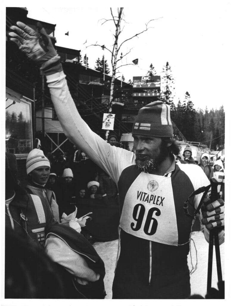 Bilde av langrennsløperen Juha Mieto etter målgang på 50 km i Holmenkollen i 1976.