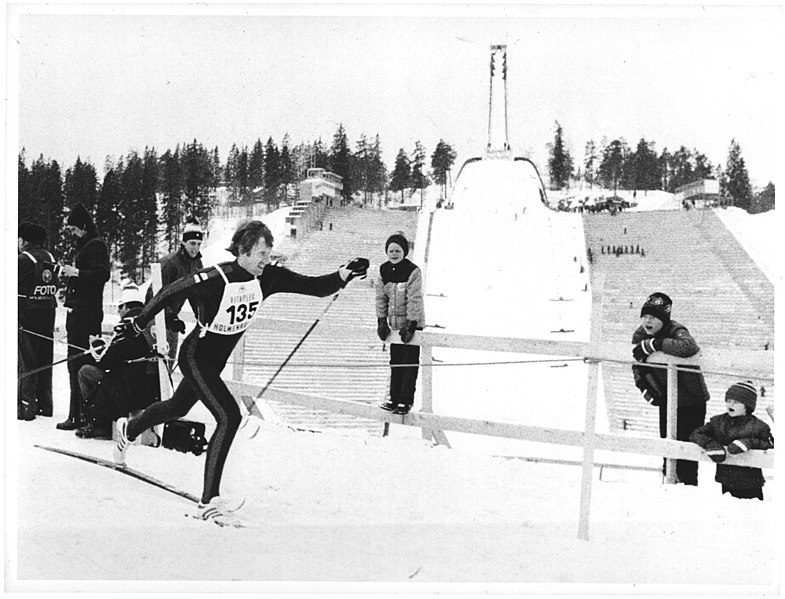 Bilde av skiløperen Oddvar Brå, med Holmenkollbakken i bakgrunnen.