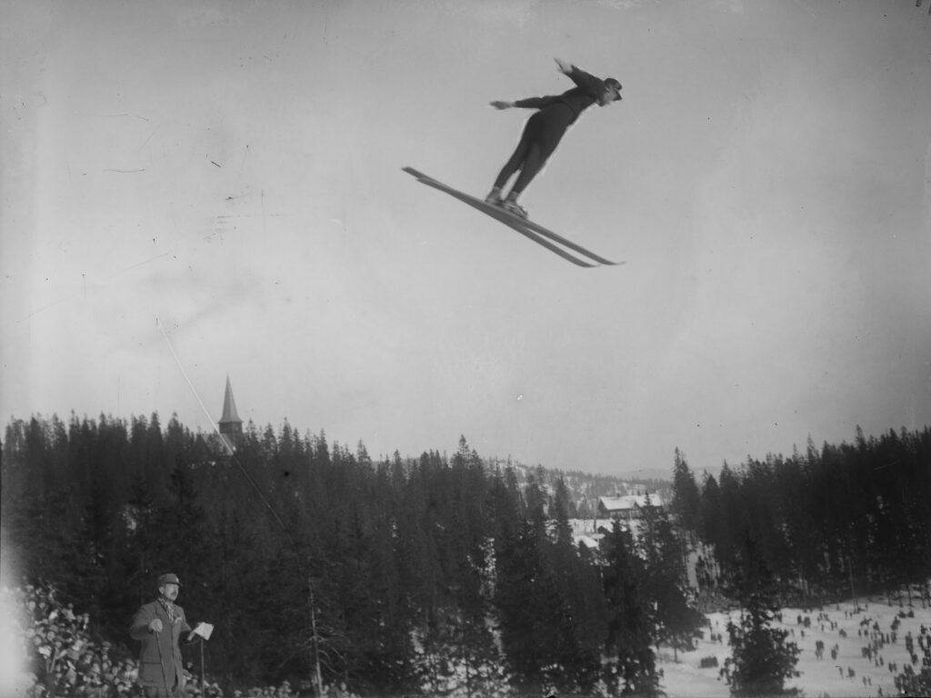 Bilde av Kronprins Olav som hopper i Holmenkollen i 1923