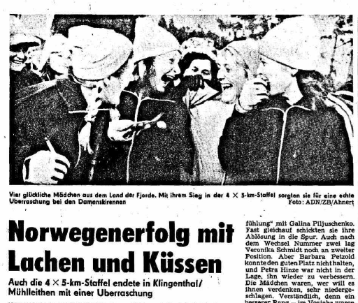Faksimile Neues Deutschland 14.1.1974 – «Fire lykkelige jenter fra fjordenes land. Med sin seier på 4 x 5 km stafett sørget de for en ekte overraskelse i Dameskirennet.» skriver avisen i bildeteksten.