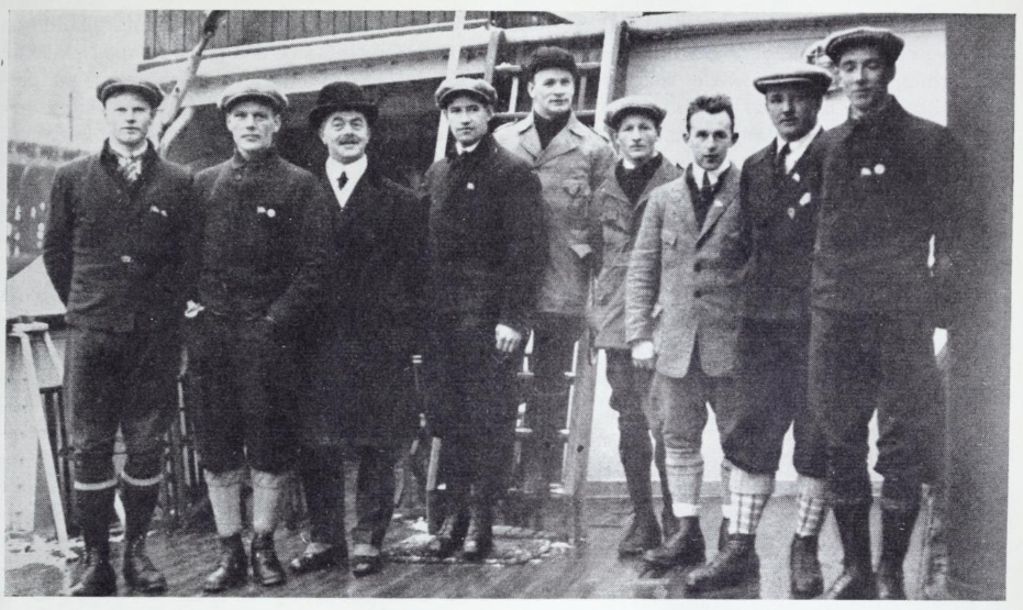 Bilde av den norske skitroppen, tatt ved avreise til Chamonix i 1924.